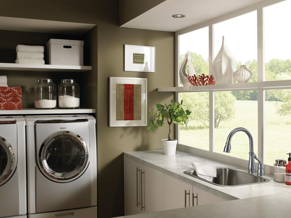 Idéer för en stor klassisk grå u-formad tvättstuga enbart för tvätt, med en nedsänkt diskho, släta luckor, vita skåp, gröna väggar och en tvättmaskin och torktumlare bredvid varandra