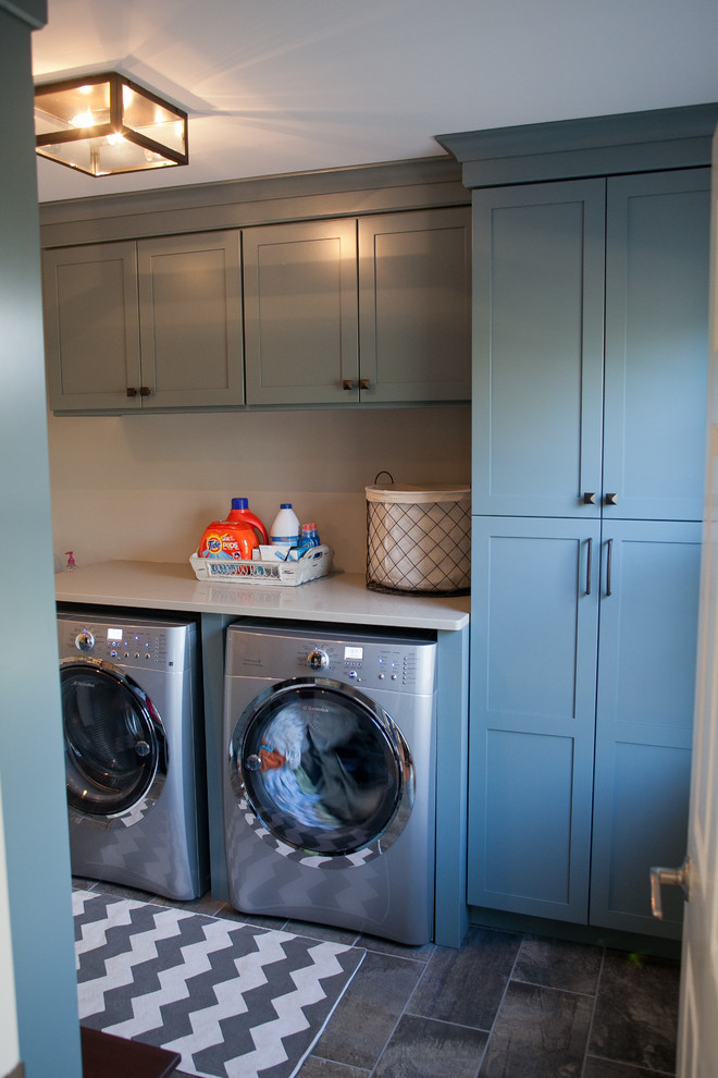 Foto de lavadero de galera clásico renovado pequeño con paredes grises, suelo de pizarra, fregadero bajoencimera, armarios estilo shaker, puertas de armario azules, encimera de cuarzo compacto y lavadora y secadora juntas