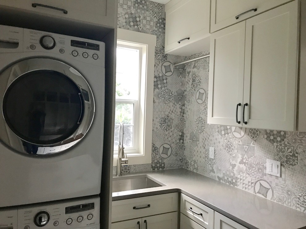 Idéer för mellanstora funkis u-formade tvättstugor enbart för tvätt, med en undermonterad diskho, skåp i shakerstil, vita skåp, grå väggar, klinkergolv i keramik, en tvättpelare och grått golv
