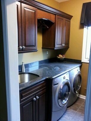 Example of a classic laundry room design in Detroit