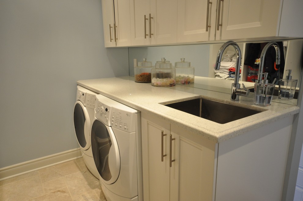 Esempio di una lavanderia tradizionale di medie dimensioni con ante bianche e lavatrice e asciugatrice affiancate