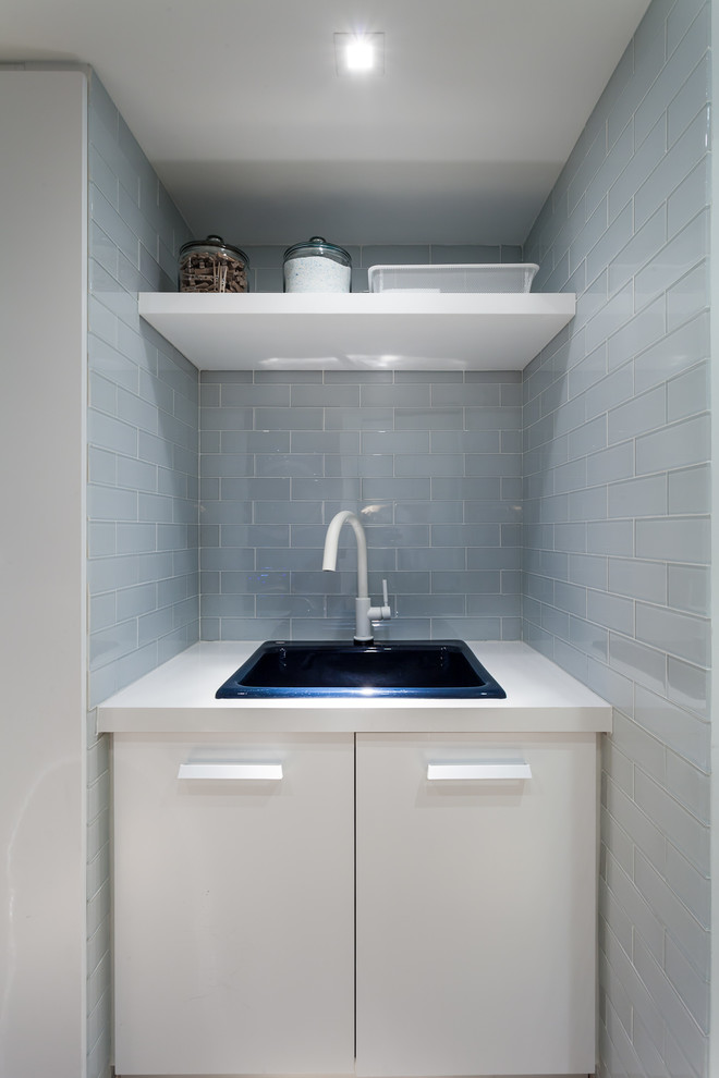 Foto de lavadero multiusos contemporáneo pequeño con paredes blancas y suelo de madera clara