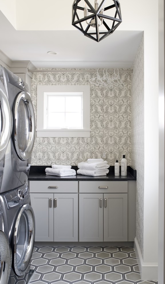 Diseño de cuarto de lavado en L clásico renovado con armarios estilo shaker y puertas de armario grises
