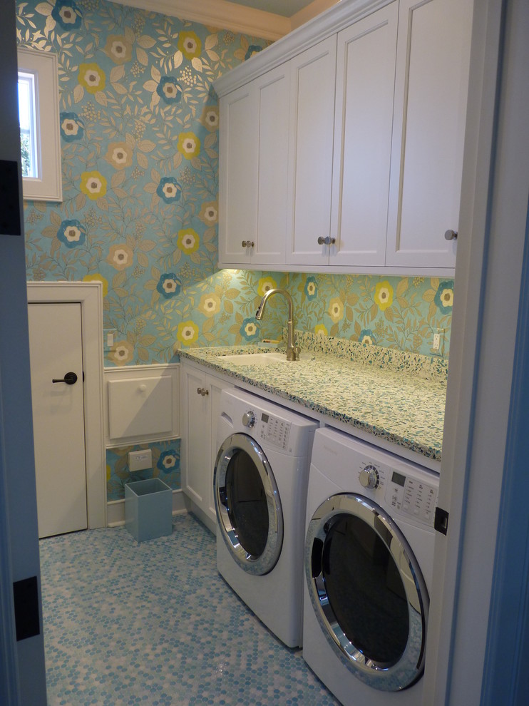 Idéer för mellanstora maritima parallella tvättstugor enbart för tvätt, med en undermonterad diskho, luckor med infälld panel, vita skåp, bänkskiva i kvarts, flerfärgade väggar och en tvättmaskin och torktumlare bredvid varandra