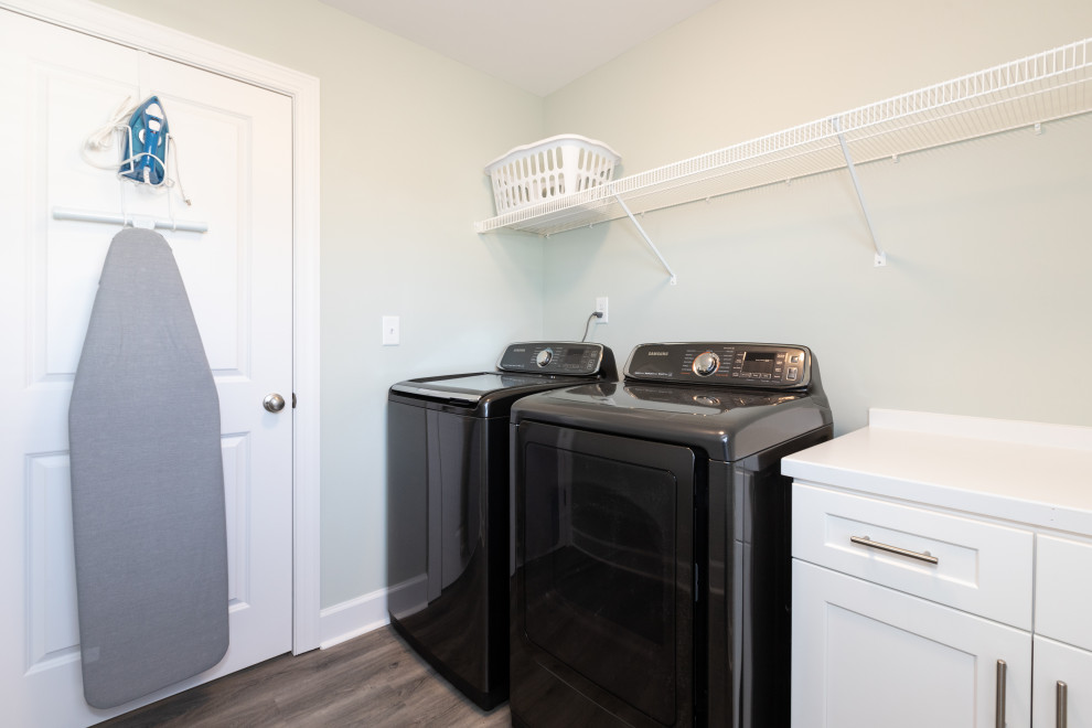 Esempio di una piccola sala lavanderia stile marino con ante in stile shaker, ante bianche, top in legno, pareti blu, pavimento in laminato, lavatrice e asciugatrice affiancate, pavimento grigio e top bianco