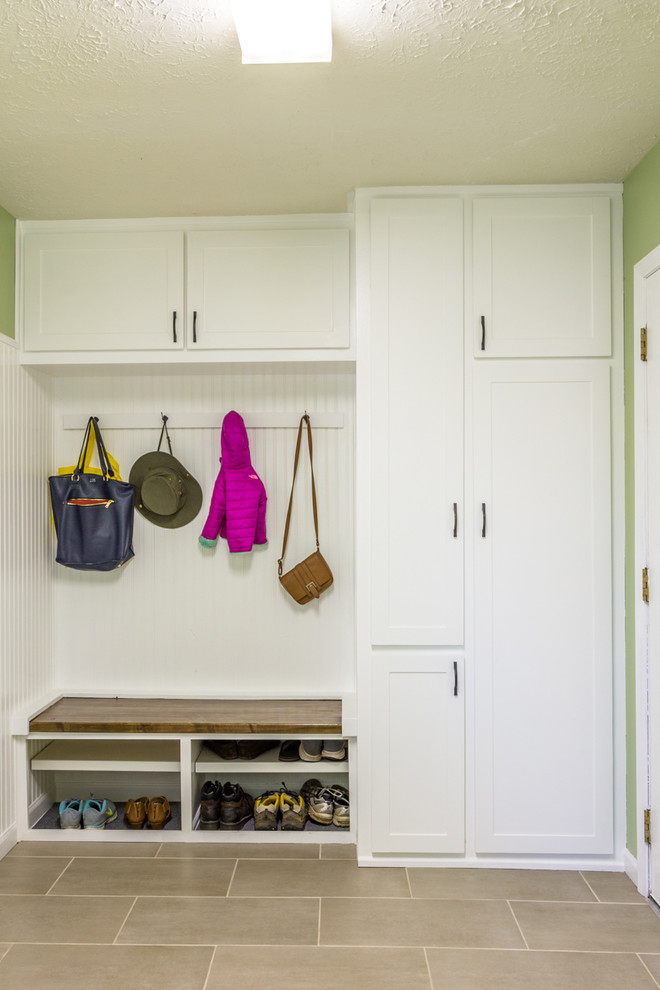 Ejemplo de lavadero multiusos tradicional renovado con armarios estilo shaker, puertas de armario blancas, suelo de baldosas de cerámica y suelo gris