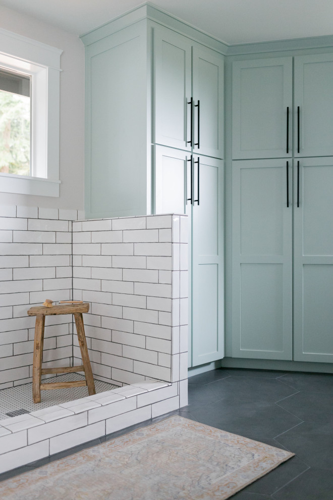Idee per una grande lavanderia multiuso minimal con ante in stile shaker, ante blu, pareti grigie, pavimento con piastrelle in ceramica e pavimento grigio