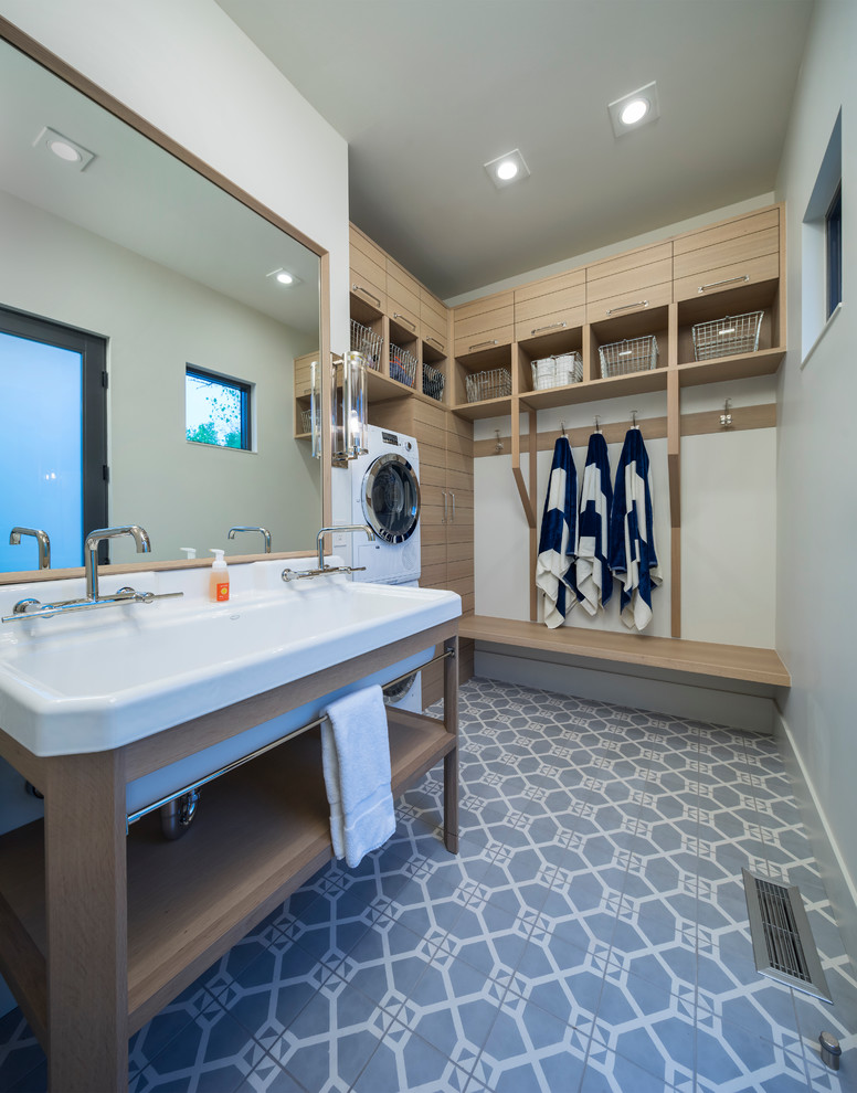 ソルトレイクシティにあるトランジショナルスタイルのおしゃれな家事室 (上下配置の洗濯機・乾燥機、青い床、ドロップインシンク) の写真