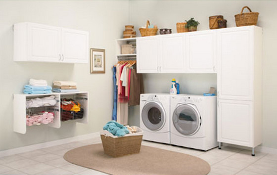 Foto di una grande lavanderia tradizionale con pareti beige, pavimento in gres porcellanato e lavatrice e asciugatrice affiancate