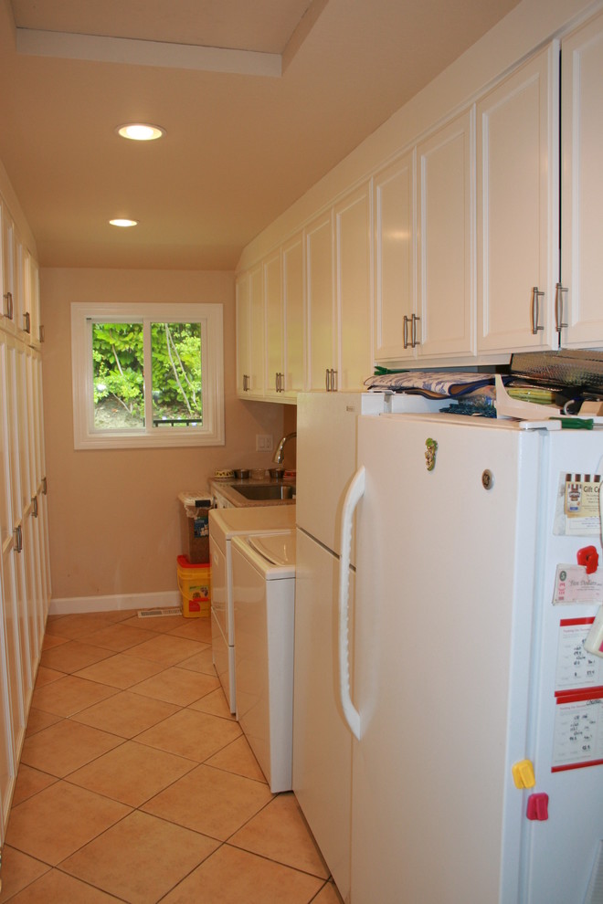 Example of a classic laundry room design in San Francisco