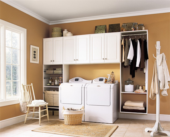 Esempio di una grande sala lavanderia con ante con bugna sagomata, ante bianche, pavimento con piastrelle in ceramica, lavatrice e asciugatrice affiancate e pareti arancioni