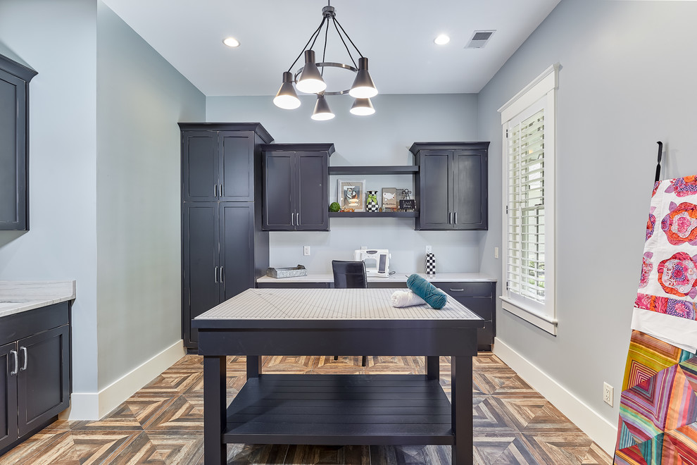 Multifunktionaler, Großer Country Hauswirtschaftsraum in U-Form mit schwarzen Schränken, grauer Wandfarbe, Keramikboden, braunem Boden und weißer Arbeitsplatte in Charleston