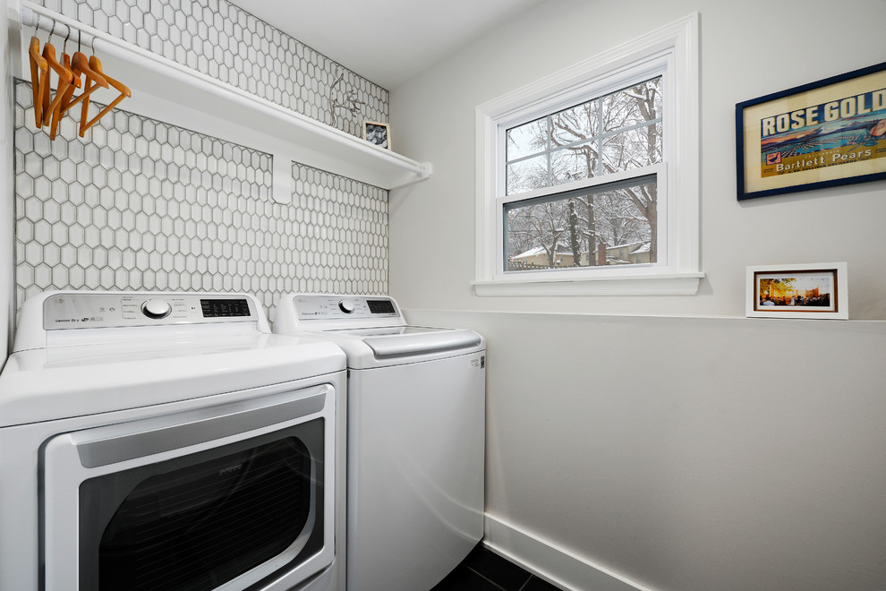 Ispirazione per una lavanderia multiuso tradizionale di medie dimensioni con pareti bianche e lavatrice e asciugatrice affiancate