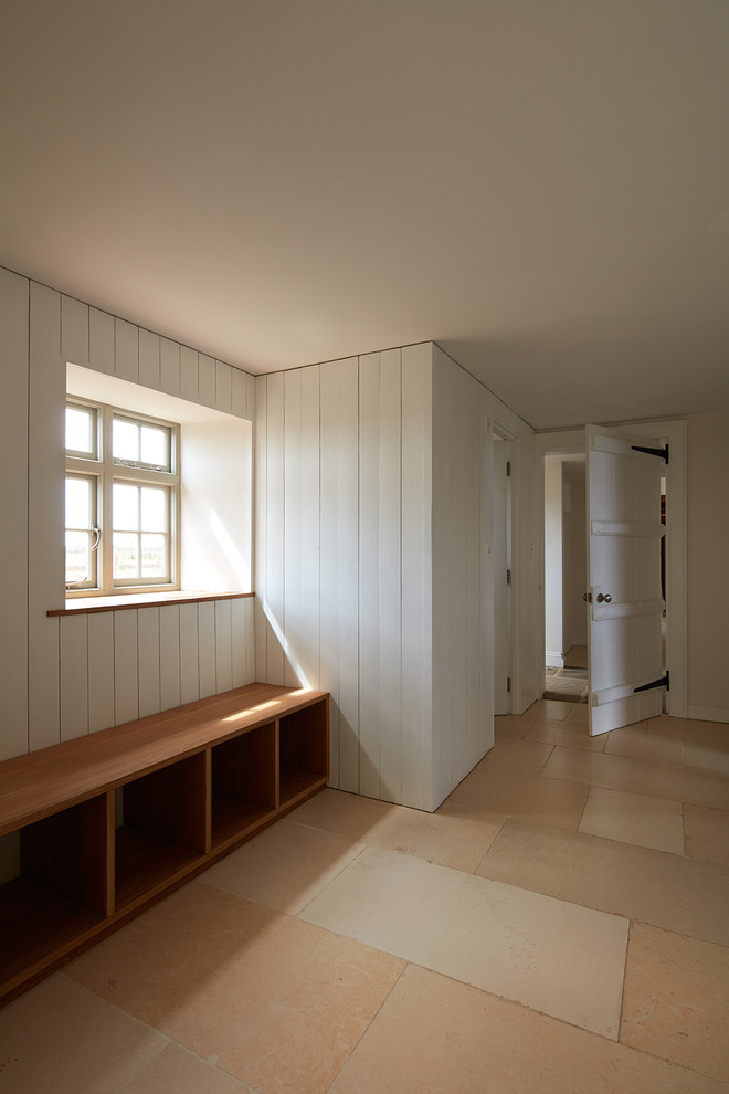 Источник вдохновения для домашнего уюта: универсальная комната в стиле кантри с полом из керамогранита и бежевым полом
