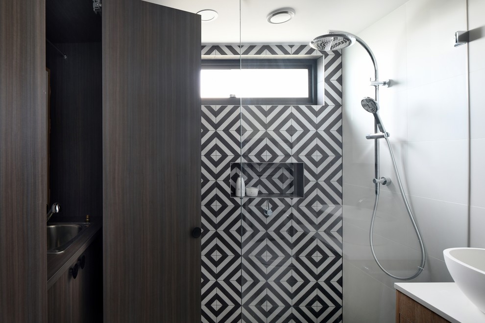 Foto di una piccola stanza da bagno minimal con ante in legno bruno
