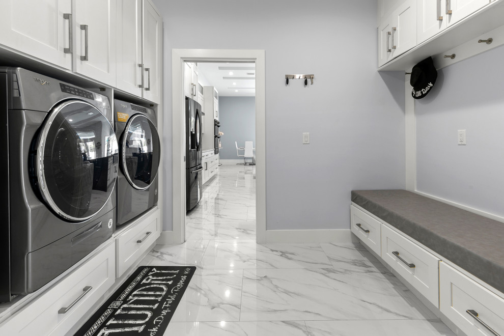 Immagine di una sala lavanderia stile marino di medie dimensioni con ante in stile shaker, ante bianche, lavatrice e asciugatrice affiancate, pavimento bianco e pareti grigie