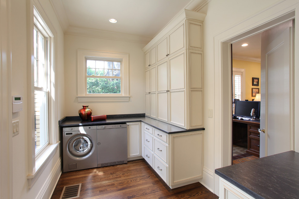 Design ideas for a classic utility room in Tampa.