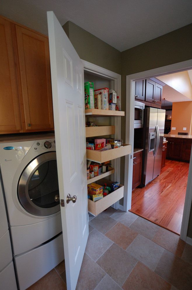 Example of a classic laundry room design in Cleveland