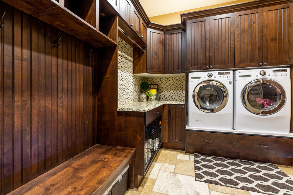 Uriger Hauswirtschaftsraum mit Granit-Arbeitsplatte, Travertin und Waschmaschine und Trockner nebeneinander in Sonstige