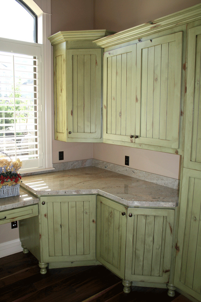 Modelo de cuarto de lavado de tamaño medio con armarios estilo shaker, puertas de armario verdes y suelo de madera oscura