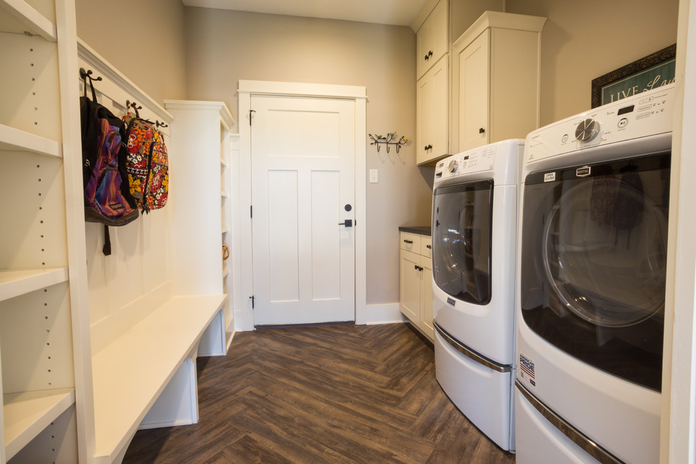 Idee per una lavanderia multiuso stile americano con ante lisce, ante bianche, top in granito, pareti grigie, pavimento in vinile e lavatrice e asciugatrice affiancate