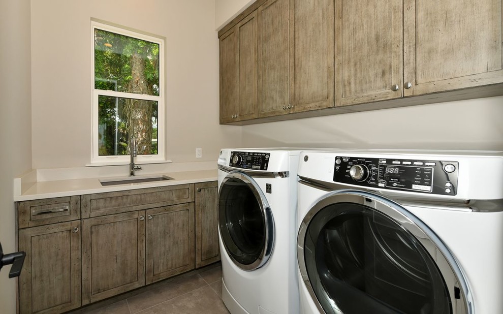 Laundry room - transitional laundry room idea in Tampa