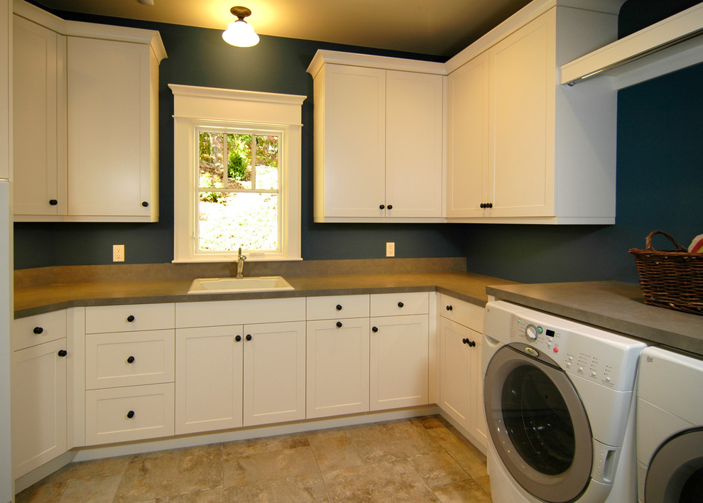 Immagine di una sala lavanderia stile americano con lavello da incasso, ante con riquadro incassato, ante bianche, pareti blu, lavatrice e asciugatrice affiancate e pavimento multicolore