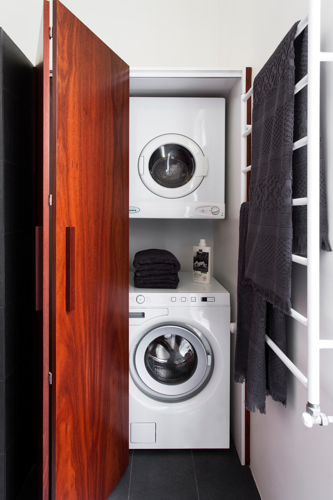 Imagen de lavadero bohemio pequeño con puertas de armario de madera en tonos medios y suelo de baldosas de porcelana