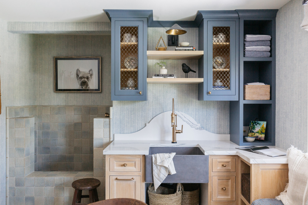 Foto på ett mellanstort vintage vit parallellt grovkök, med en undermonterad diskho, skåp i shakerstil, blå skåp, marmorbänkskiva, blå väggar och en tvättmaskin och torktumlare bredvid varandra