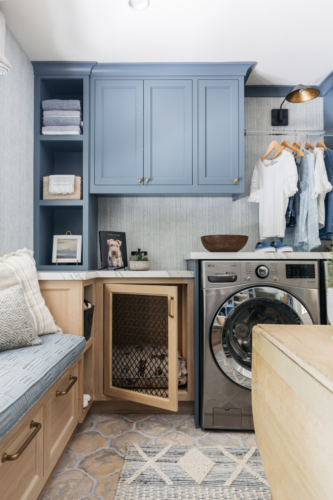 Immagine di una lavanderia multiuso minimal di medie dimensioni con lavello sottopiano, ante in stile shaker, ante blu, top in marmo, pareti blu, lavatrice e asciugatrice affiancate e top bianco