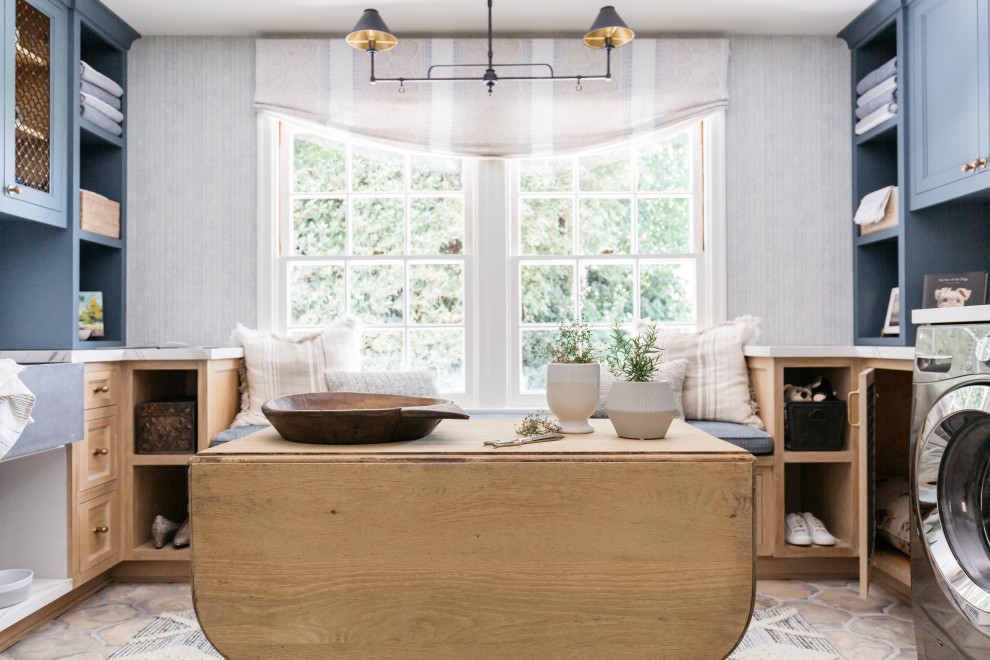 Inspiration för mellanstora moderna parallella vitt grovkök, med en undermonterad diskho, skåp i shakerstil, blå skåp, marmorbänkskiva, blå väggar och en tvättmaskin och torktumlare bredvid varandra