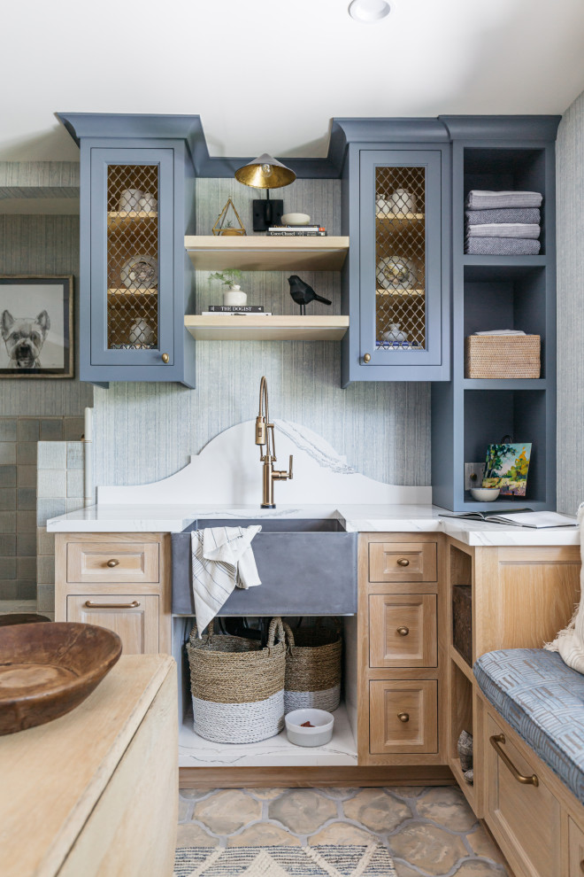Immagine di una lavanderia multiuso contemporanea di medie dimensioni con lavello sottopiano, ante in stile shaker, ante blu, top in marmo, pareti blu, lavatrice e asciugatrice affiancate e top bianco