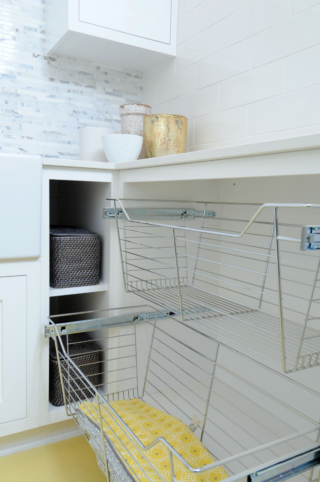 Exempel på en mellanstor klassisk u-formad tvättstuga enbart för tvätt, med en rustik diskho, skåp i shakerstil, vita skåp, bänkskiva i koppar, vita väggar, målat trägolv och en tvättmaskin och torktumlare bredvid varandra