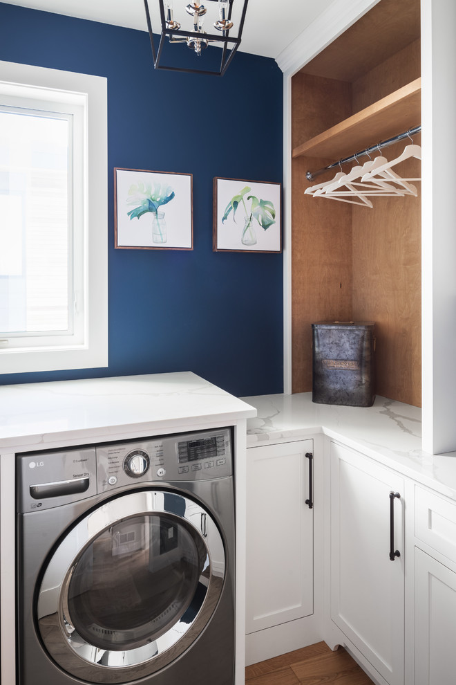 Immagine di una sala lavanderia chic con ante in stile shaker, ante bianche, pareti blu e top bianco