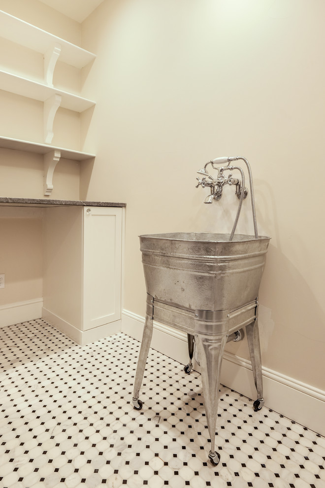 Immagine di una sala lavanderia chic di medie dimensioni con lavatoio, ante in stile shaker, ante bianche, top in quarzite, pareti beige e pavimento in marmo
