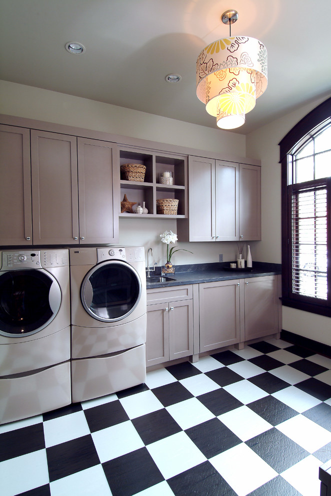 Immagine di una sala lavanderia classica di medie dimensioni con lavello sottopiano, ante con riquadro incassato, ante grigie, pareti grigie e lavatrice e asciugatrice affiancate