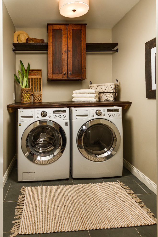 Idéer för mellanstora lantliga linjära tvättstugor enbart för tvätt, med skåp i shakerstil, grå väggar, skiffergolv, en tvättmaskin och torktumlare bredvid varandra och blått golv