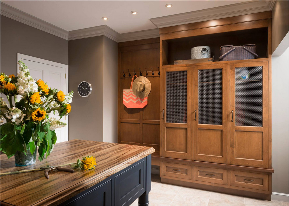 Imagen de cuarto de lavado tradicional renovado de tamaño medio con armarios estilo shaker, puertas de armario de madera oscura, paredes beige y suelo de baldosas de cerámica