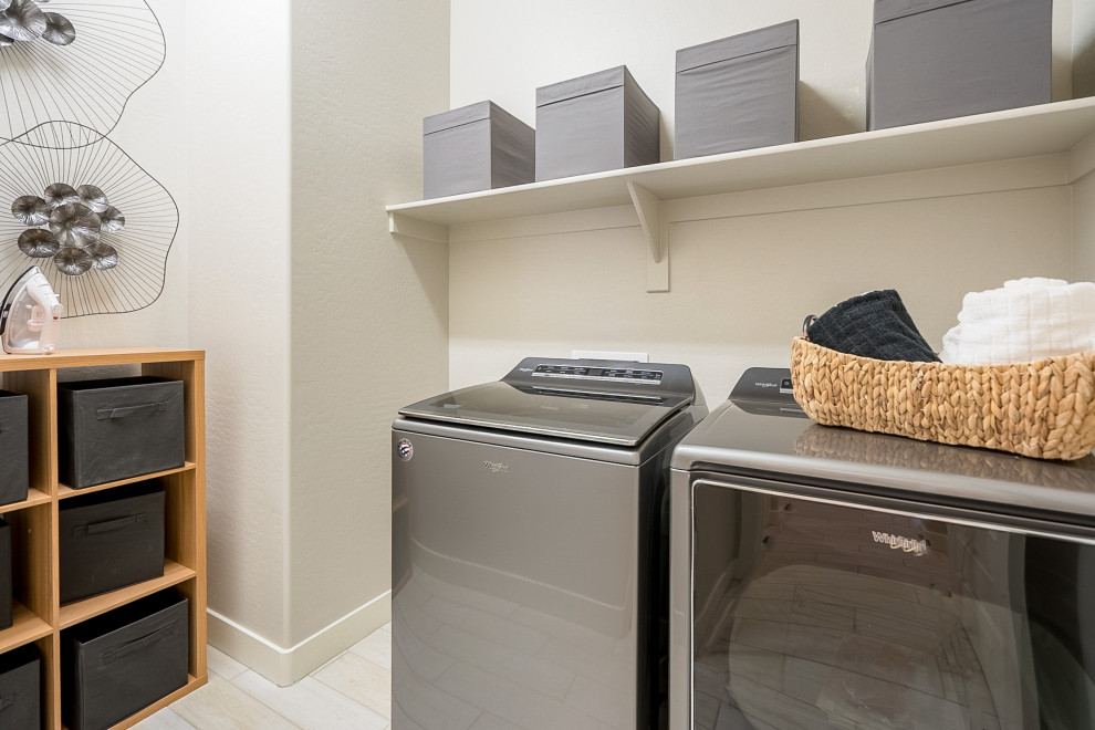 Foto på en mellanstor funkis tvättstuga enbart för tvätt, med beige väggar, ljust trägolv och beiget golv