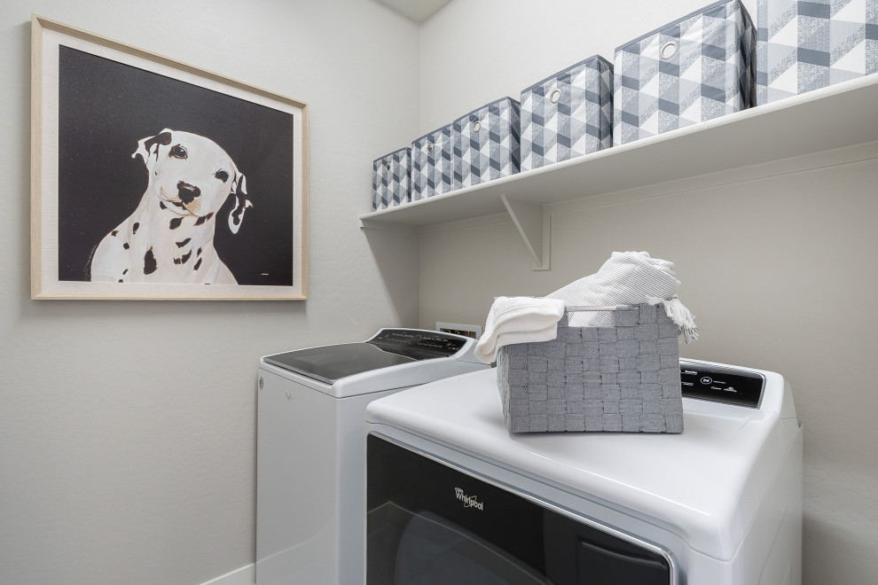 Foto di una sala lavanderia contemporanea di medie dimensioni con pareti beige