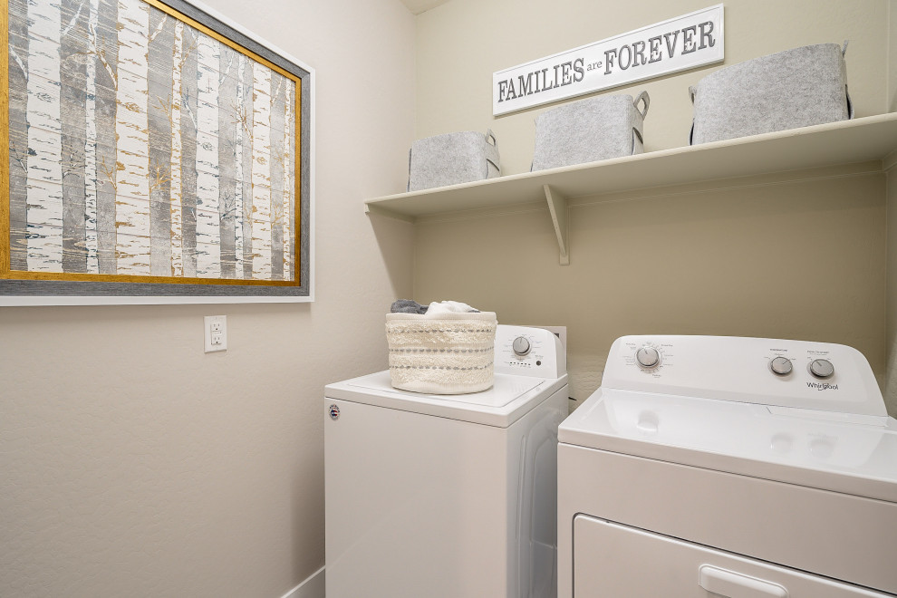 Bild på en mellanstor funkis tvättstuga enbart för tvätt, med beige väggar