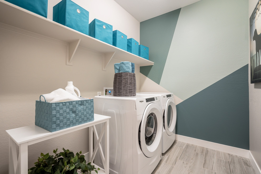 Bild på en mellanstor funkis tvättstuga enbart för tvätt, med flerfärgade väggar, ljust trägolv och beiget golv