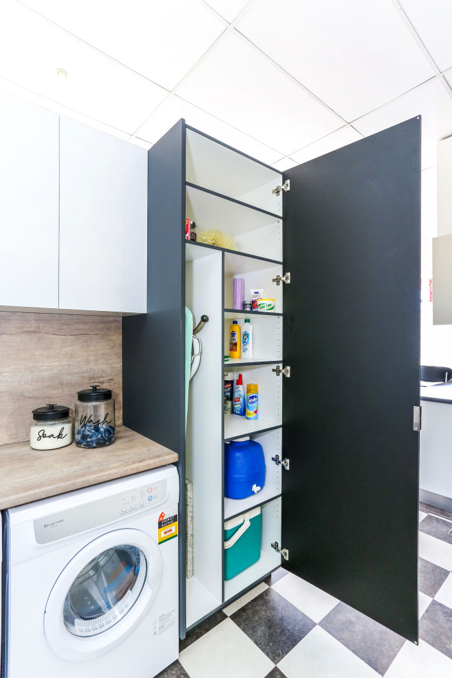 Foto di una piccola sala lavanderia minimal con lavello da incasso, ante lisce, ante grigie, top in laminato, pareti marroni, pavimento in vinile, lavatrice e asciugatrice affiancate e top marrone