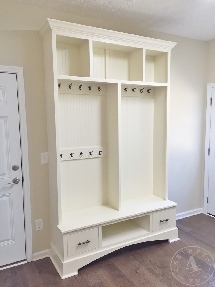 Imagen de lavadero multiusos y lineal clásico renovado pequeño con armarios estilo shaker, puertas de armario blancas, paredes beige y suelo de madera en tonos medios