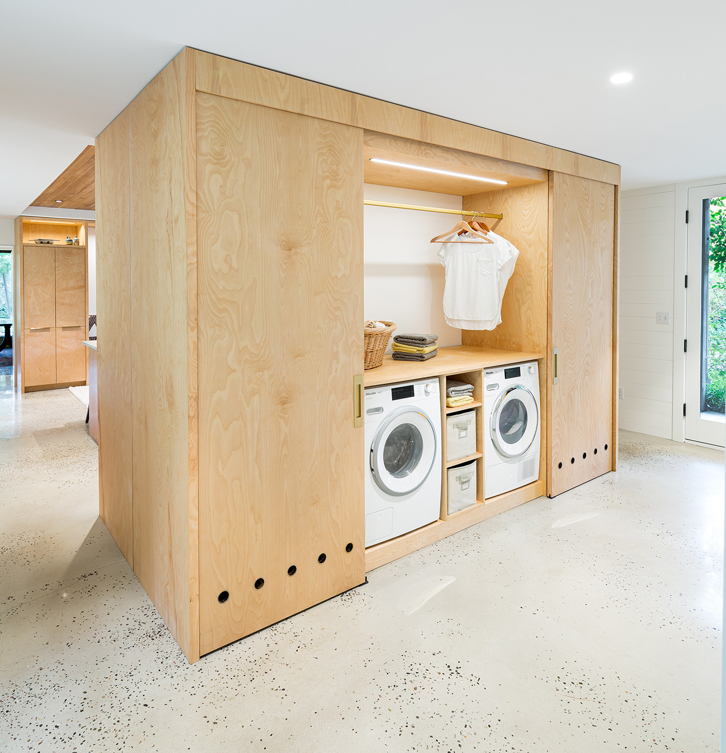 おしゃれなランドリールーム 目隠し付き洗濯機 乾燥機 の画像 21年9月 Houzz ハウズ