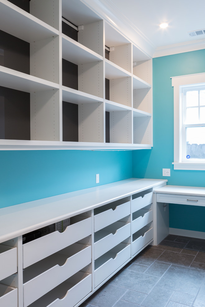 Exempel på ett mellanstort modernt parallellt grovkök, med öppna hyllor, vita skåp, laminatbänkskiva, blå väggar, klinkergolv i keramik, en tvättmaskin och torktumlare bredvid varandra och beiget golv