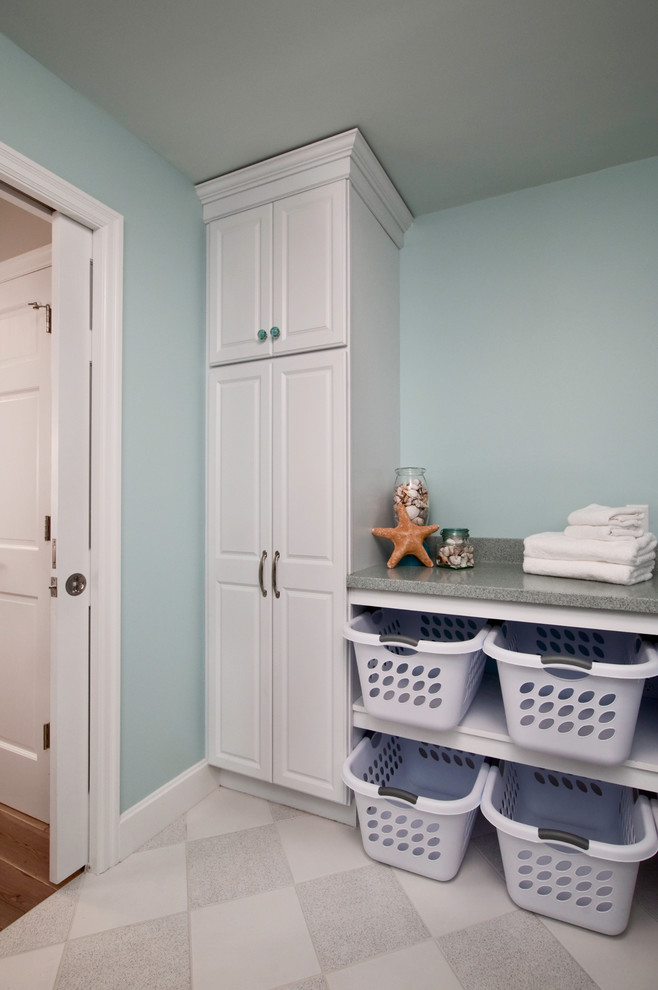 フィラデルフィアにある小さなトランジショナルスタイルのおしゃれな洗濯室 (I型、白いキャビネット) の写真