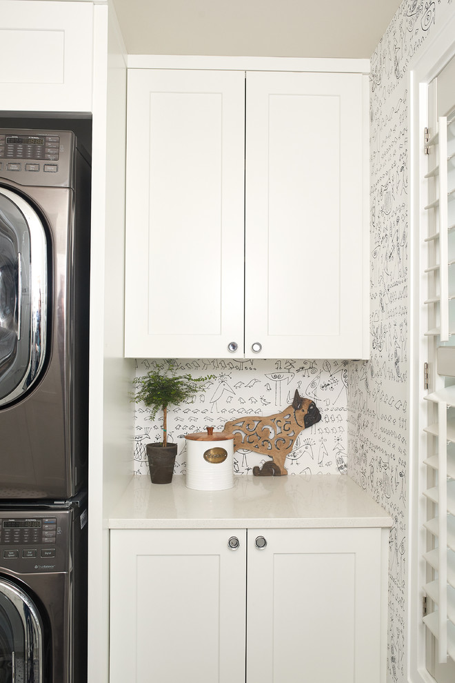 Idéer för stora vintage parallella vitt tvättstugor enbart för tvätt, med luckor med infälld panel, vita skåp, bänkskiva i kvartsit, flerfärgade väggar, klinkergolv i porslin, en tvättpelare och brunt golv