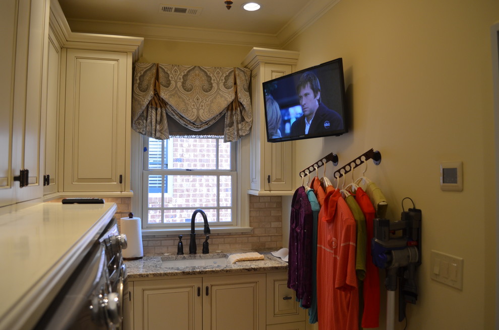 Immagine di una piccola sala lavanderia chic con lavello a vasca singola, ante con bugna sagomata, ante bianche, top in granito, pareti beige e lavatrice e asciugatrice affiancate