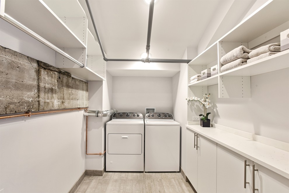 Laundry room - industrial laundry room idea in Chicago